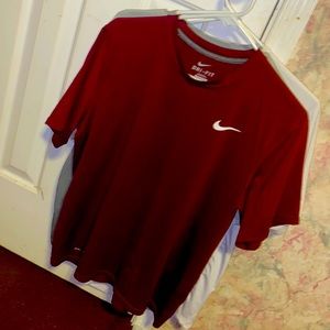 I’m selling a Nike dri-fit short sleeve shirt .